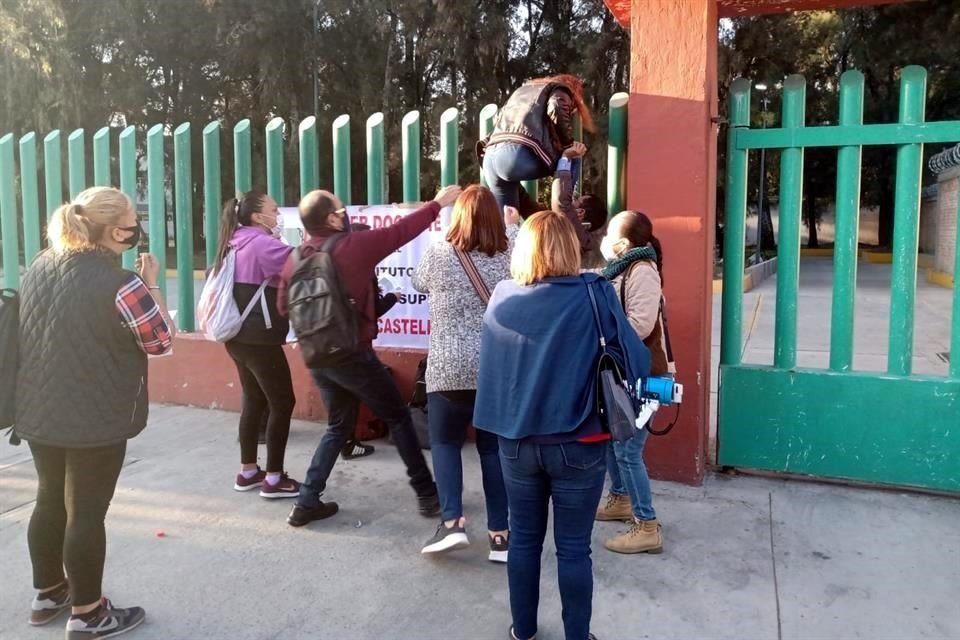 Profesores del Instituto  Rosario Castellanos tomaron las instalaciones de la sede GAM para exigir mejores condiciones laborales.