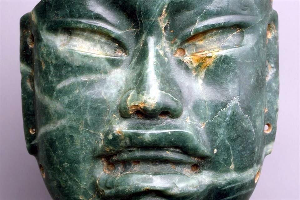 MÁSCARA OLMECA (900-400 a.C.). Tallada en jadeíta, un material muy apreciado por las culturas mesoamericanas; el color verde era asociado con propiedades que dan vida, como la fertilidad.