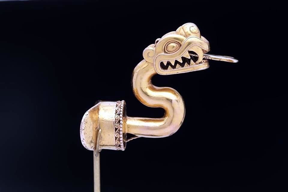 BEZOTE MEXICA (1300-1521 d.C.). Ornamento de oro que se incrustaba en el labio inferior al hacer una perforación; eran símbolo de poder y destreza militar en quien los portaba.
