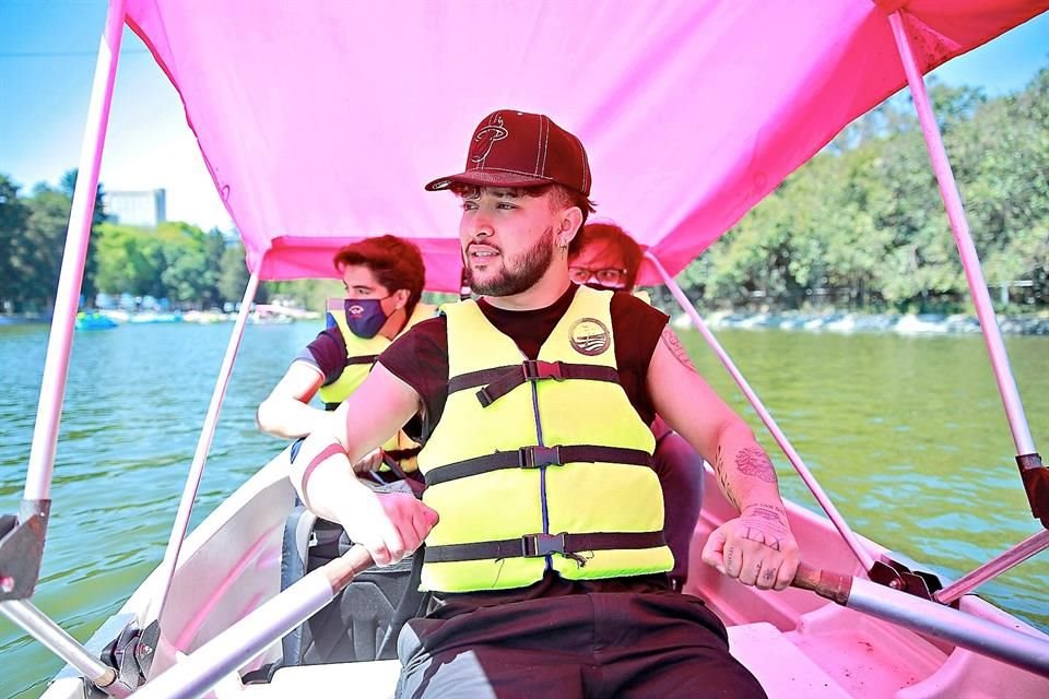 El cantante estadounidense, de 23 años, se relajó así en el Lago de Chapultepec.