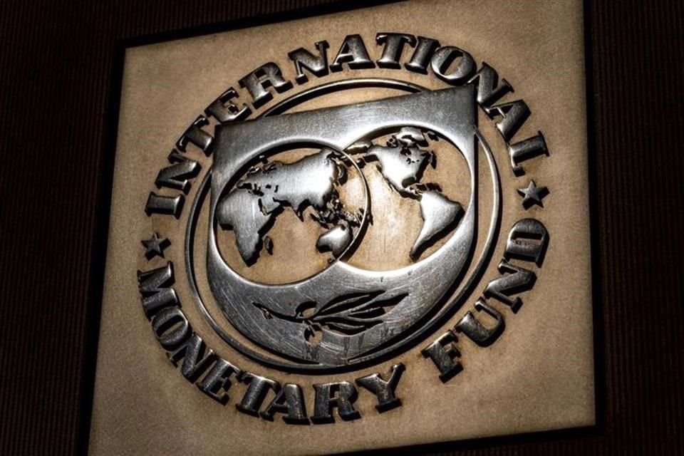 El FMI proyecta que la relación entre la deuda y el PIB de Estados Unidos aumentará de 121.7 por ciento en 2022 a 136.2 por ciento en 2028, mientras que la de China se elevará a un 104.9 por ciento del PIB en los próximos cinco años frente al 77.1 por ciento del año pasado.