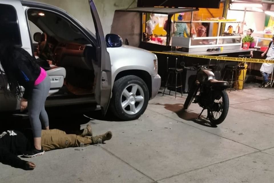 Un hombre que comía en un puesto callejero fue asesinado en calles de la Colonia San Mateo Cuautepec, Municipio de Tultitlán.