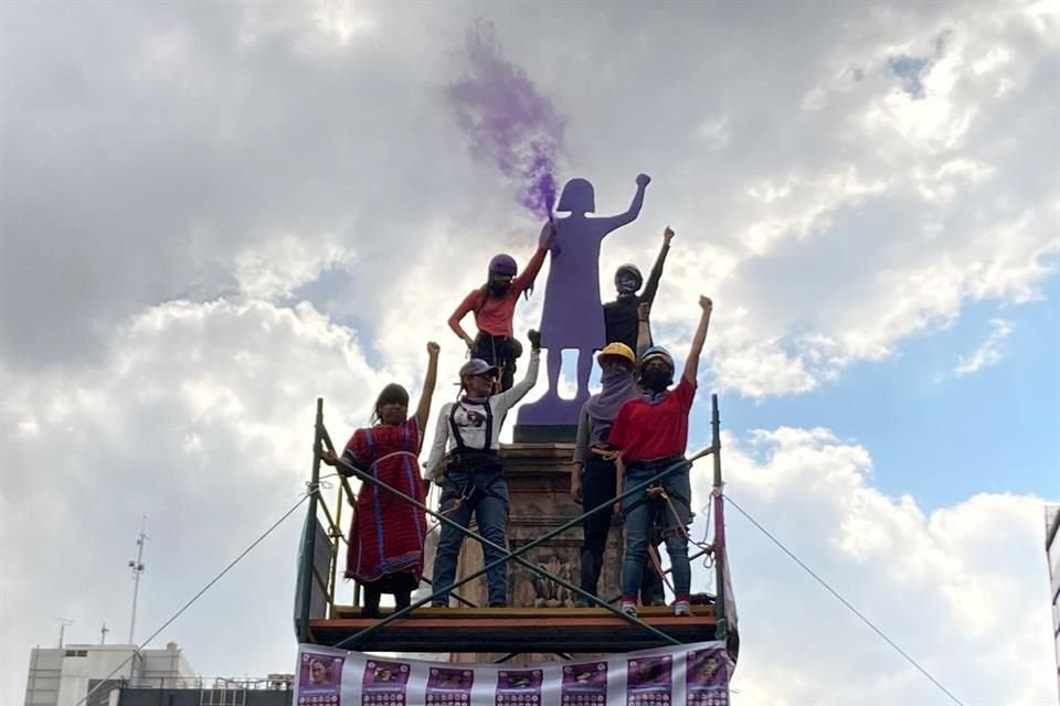 Se trata de la misma figura de una mujer con el puño arriba y pintada de morado, pero con un material más resistente.