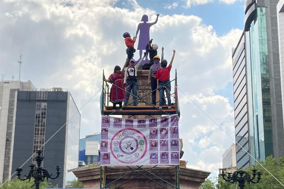 Durante la serie de actividades de las colectivas este sábado, también se inauguró el Jardín de la Memoria y un tendedero de protesta, ubicado en la misma glorieta.