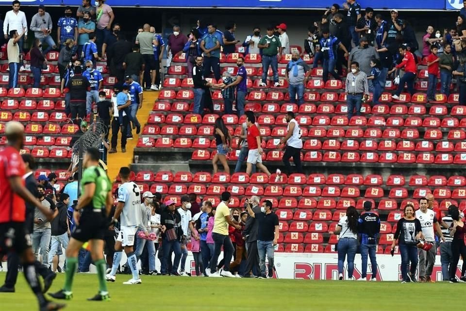 Los aficionados invadieron la cancha.