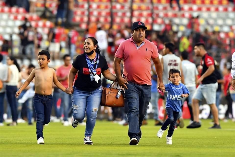 Familias huyendo de la violencia provocada por las barras.