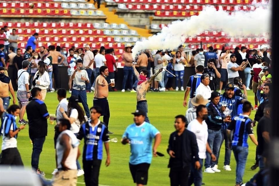 Una bronca campal entre barristas de Gallos y Atlas provoca que afición invada por seguridad la cancha de La Corregidora. El juego es suspendido cuando ganaban los Rojinegros.