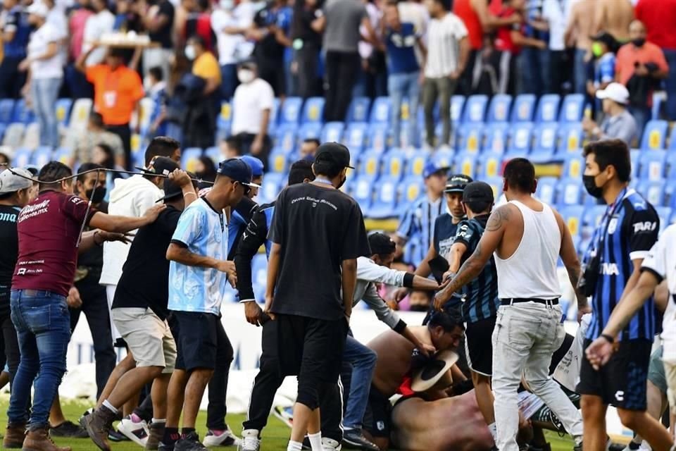 La FMF y Liga MX anunciaron minisanciones al Quertaro, a sus directivos y porras pese a violencia en su estadio; club libr la desafiliacin.