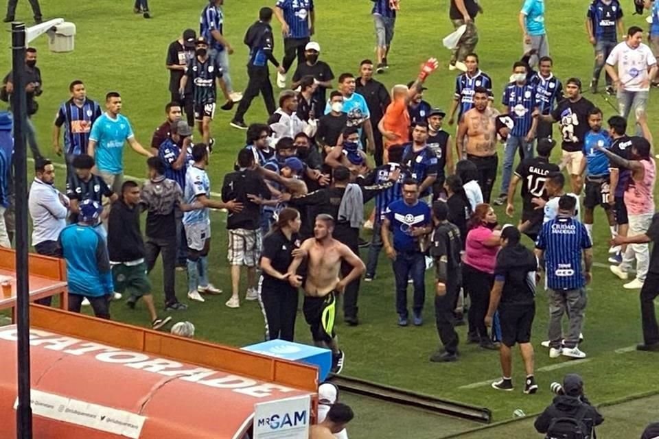 El partido entre el Querétaro contra Atlas fue suspendido al minuto 63 luego de que aficionados invadieran la cancha escapando de una pelea entre barras.