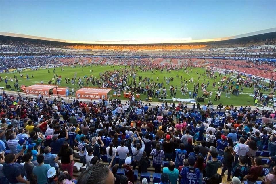 El partido entre el Querétaro contra Atlas fue suspendido al minuto 63 luego de que aficionados invadieran la cancha escapando de una pelea entre barras.