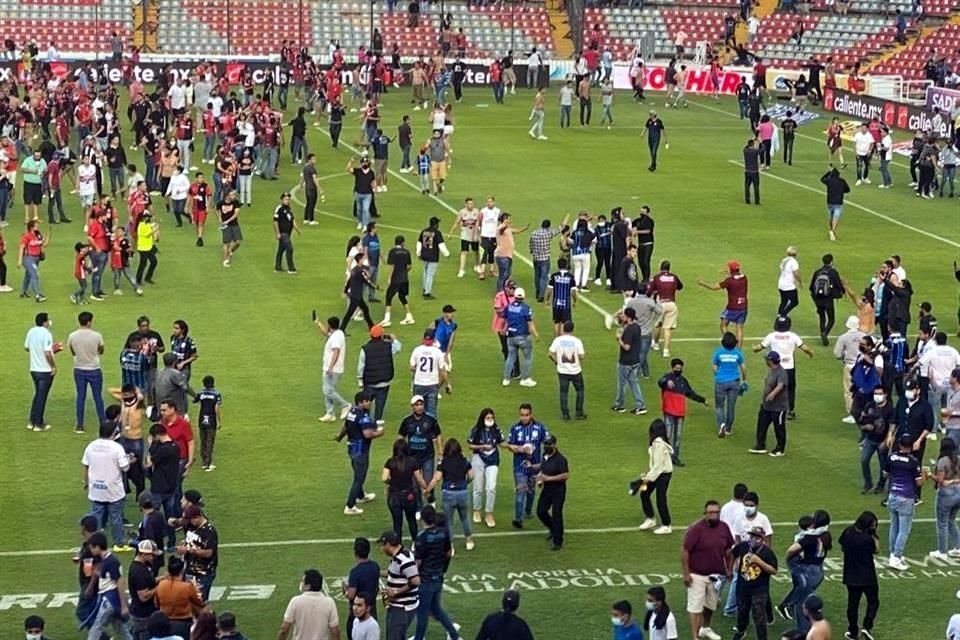 Una bronca campal entre barristas de Gallos y Atlas provoca que afición invada por seguridad la cancha de La Corregidora. El juego es suspendido cuando ganaban los Rojinegros.