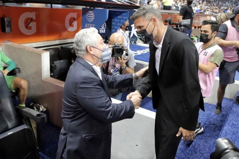 Vucetich y Fernando Ortiz debutaron como entrenadores del Monterrey y América.