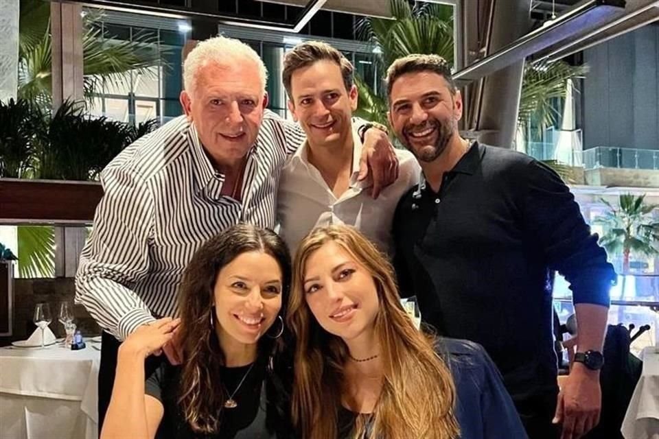 La actriz estuvo acompañada por el empresario Víctor Califa, Emilio Califa, Pepe Bastón (su esposo) y Roberta Martínez.