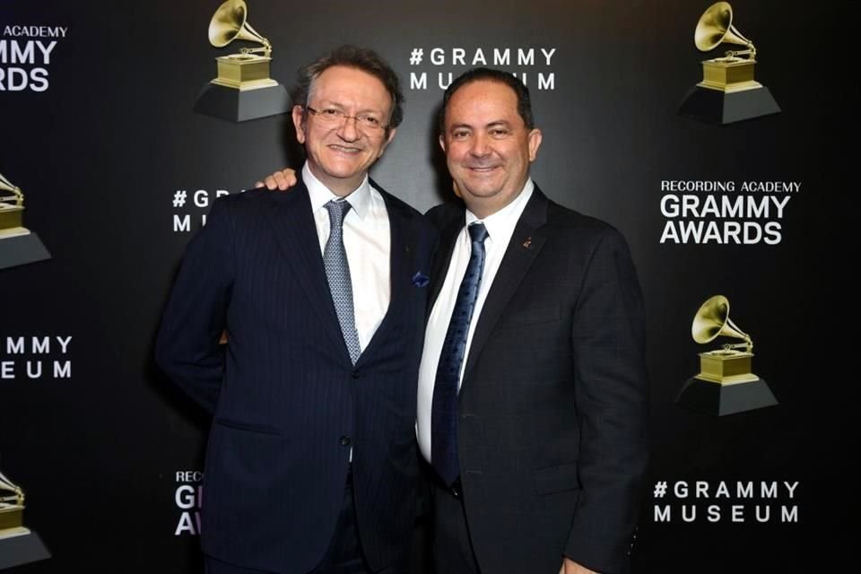 Gabriel Abaroa Jr. (izq.) y Luis Dousdebes (der.) asisten al evento privado del Grammy Museum en Los Ángeles, California.