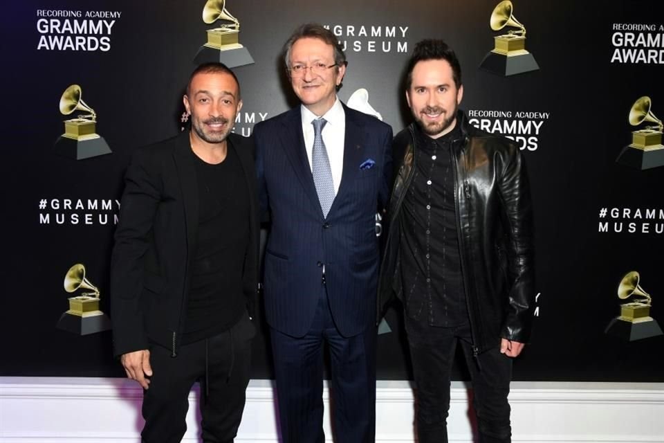 Mario Domm y Pablo Hurtado de Camila, junto a Gabriel Abaroa Jr., en el evento privado del Grammy Museum en Los Ángeles, California.
