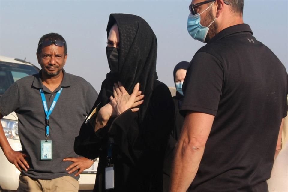 Como enviada especial de la ONU, Angelina arribó a Adén, al sur del país árabe, para reunirse con familias y refugiados.