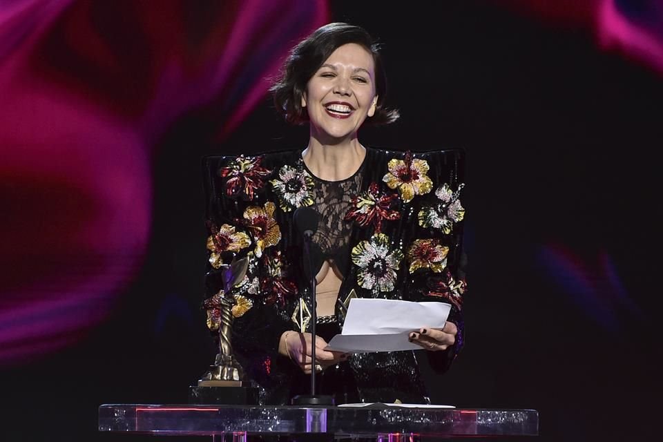 El filme de Maggie Gyllenhaal, 'La Hija Oscura', ganó el premio a Mejor Guión, Mejor Director y Mejor Largometraje en los Spirit Awards.