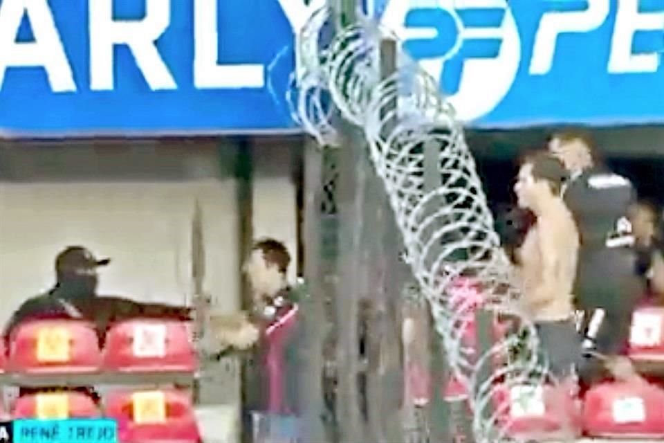 Policías abrieron las rejas de separación, facilitando la confrontación de los barristas.