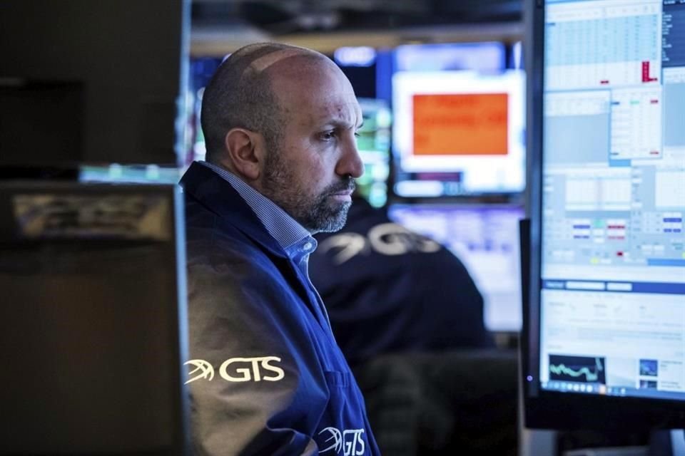 Al cierre del viernes, el Dow Jones bajó 0.53 por ciento, a 33 mil 614.80 unidades; el S&P 500 cedió 0.79 por ciento, a 4 mil 328.87 puntos, y el Nasdaq cayó 1.66 por ciento, a 13 mil 313.44 enteros.