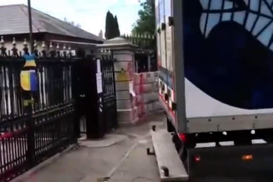 El camión impactó de reversa las puertas de la Embajada rusa.