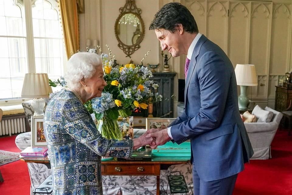 La Reina Isabel II se reunió en persona con el primer ministro canadiense Justin Trudeau, luego de que ella se recuperara de la Covid-19.