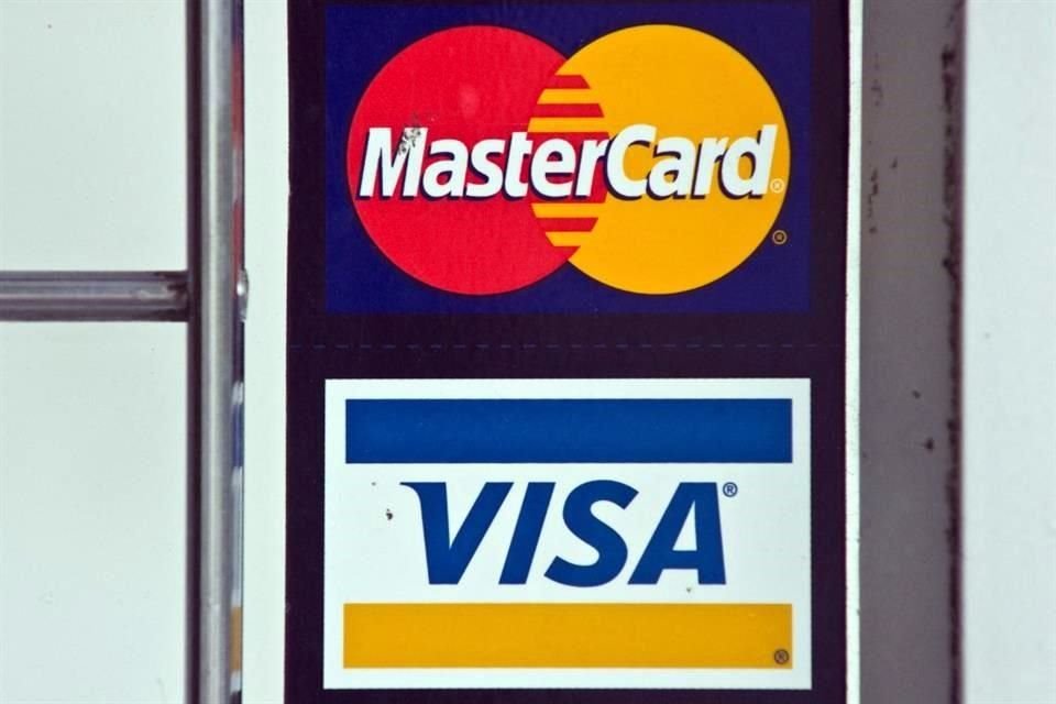 Las acciones de Visa y Mastercard caían alrededor de 1 por ciento.