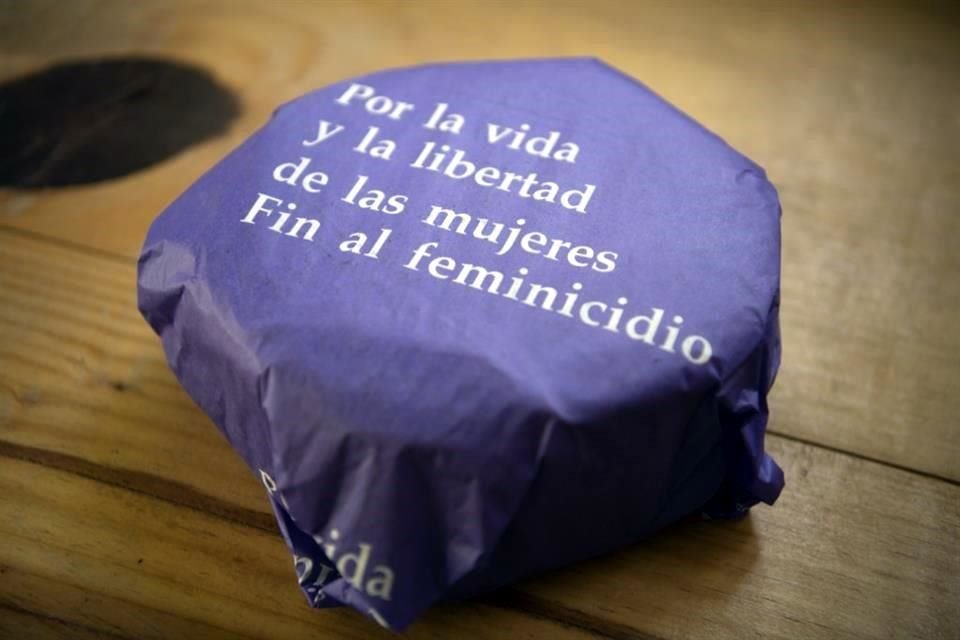 A través del proyecto 'Tort(guerr)illa', este 7 y 8 de marzo varias tortillerías de la Ciudad de México envuelven tortillas con papel de estraza con consignas feministas.