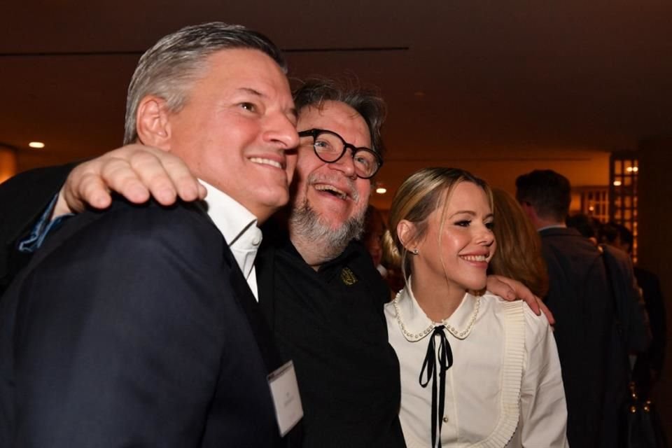 Guillermo del Toro asistió a la reunión en compañía de su esposa Kim Morgan.