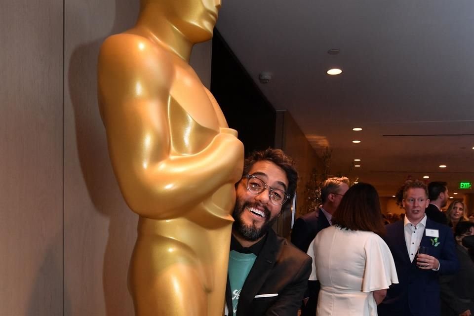 Carlos Lopez Estrada abrazó la estatua del Óscar.