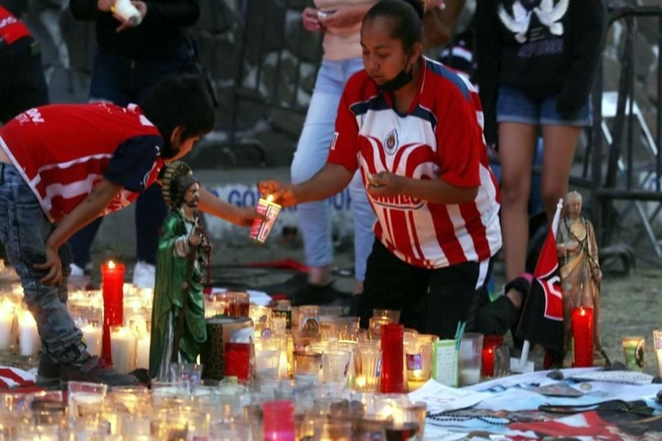 Aficionados con camisas de varios equipos, como Chivas, acudieron a una misa en GDL para pedir por heridos en Querétaro.