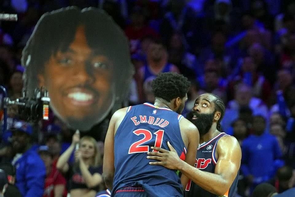 Joel Embiid anotó 43 puntos, mientras que James Harden marcó 16.