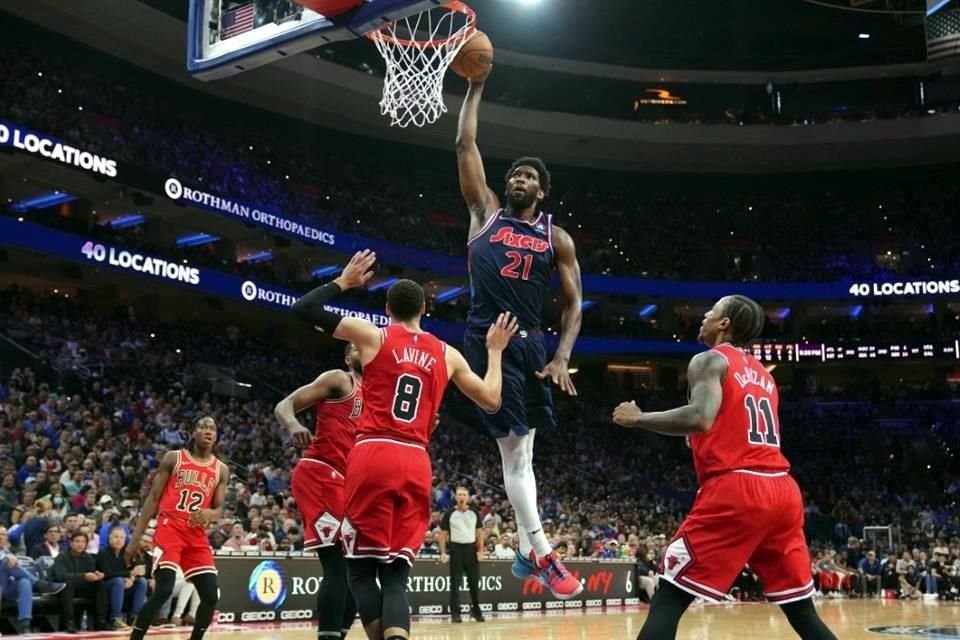 Embiid, el lider anotador en la liga, acertó 15 de 27 lanzamientos de campo y 12 de 16 tiros libres.