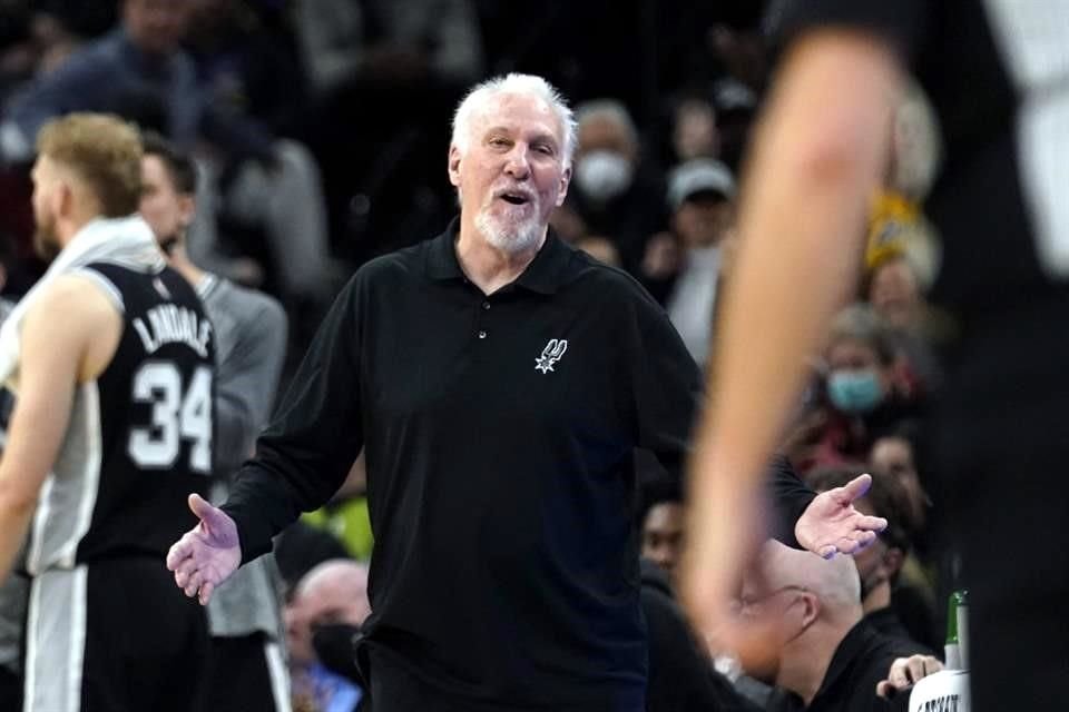 Gregg Popovich llegó a mil 335 triunfos.