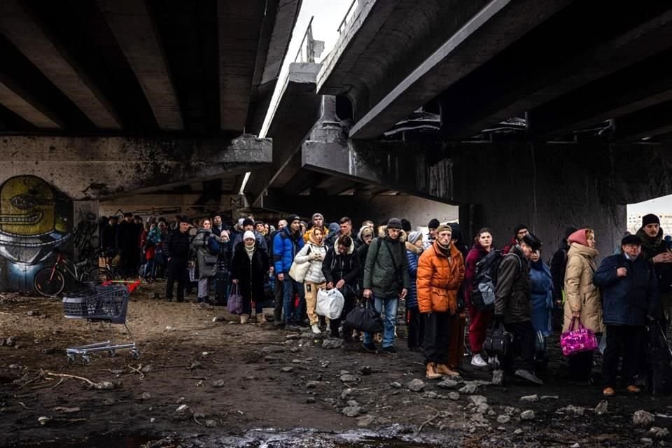 Mientras opera el corredor de Sumy, Ucrania, en Irpin (foto) la gente espera a ser evacuada.