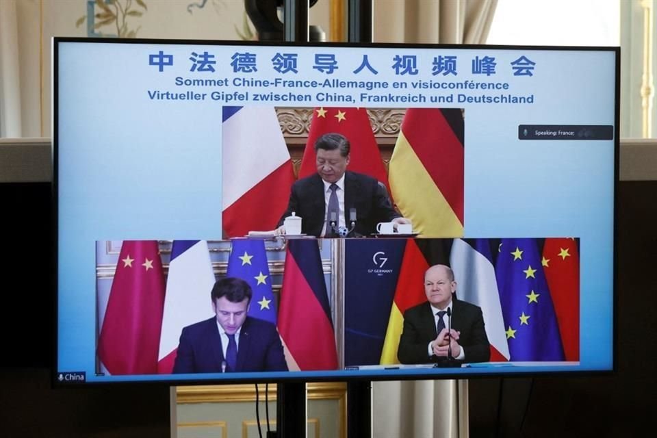 Emmanuel Macron, Olaf Scholz y Xi Jinping durante una conferencia virtual.