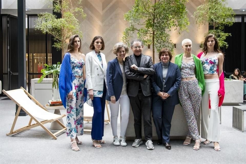 El diseñador Roberto Verino (al centro) celebró sus 40 años de carrera con una colección que sirvió para inaugurar la Semana de la Moda de Madrid.