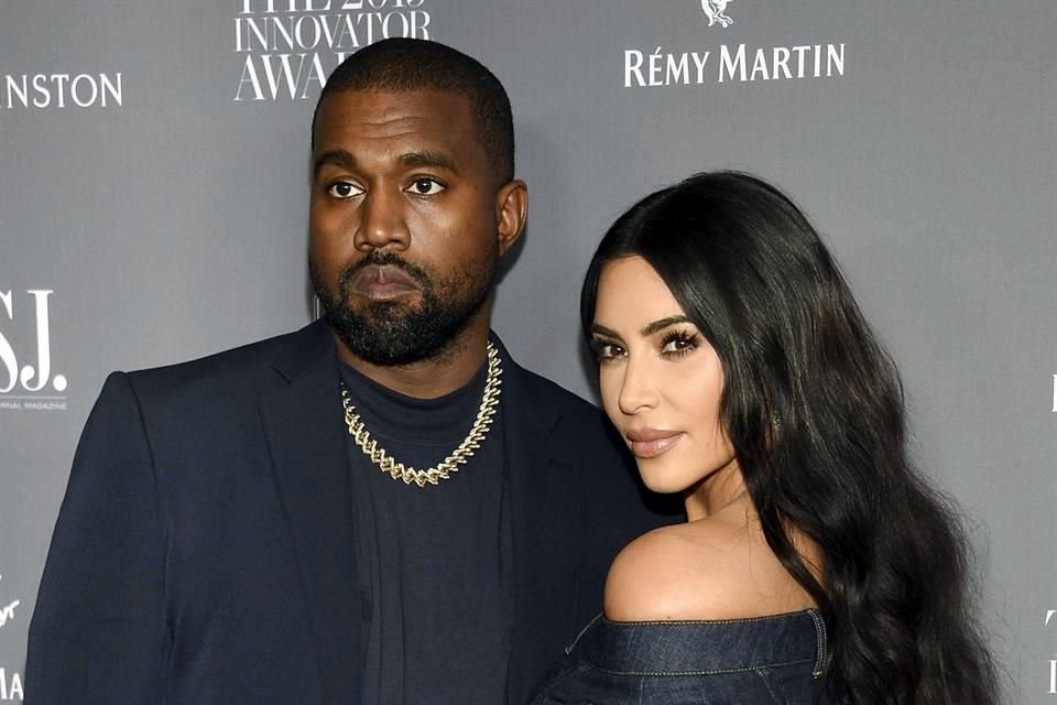 El rapero Kanye West volvió a preocupar a sus fans al publicar en redes el poema 'Muerto', de su autoría, donde asegura ya estar fallecido. El cantante ya está divorciado de Kim Kardashian.