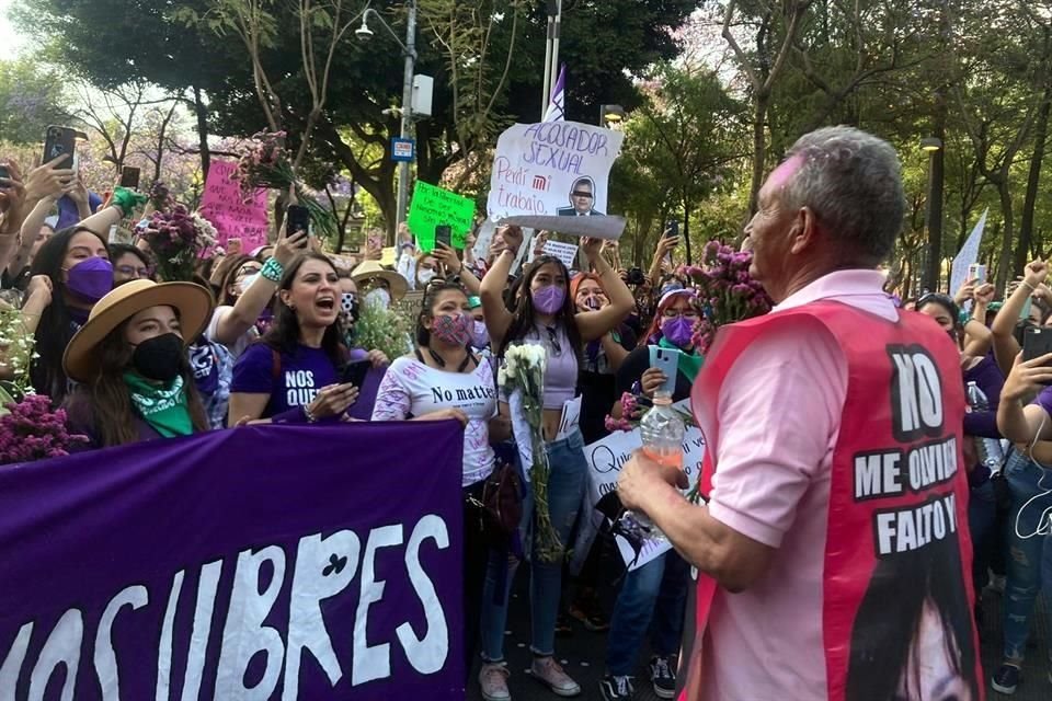 Mujeres de la marcha 8M manifestaron su apoyo a José Luis, quien busca a su hija desaparecida desde 2009.