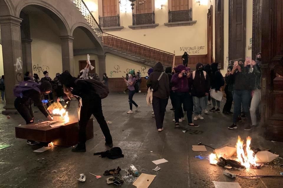 Un grupo de mujeres rompe vitrales y hace pintas en Palacio de Gobierno de NL luego de que miles de regias marcharon pacíficamente por 8M.