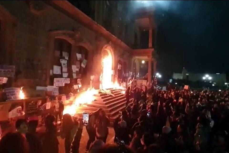 Algunas mujeres realizaron quemas afuera del Palacio de Gobierno.