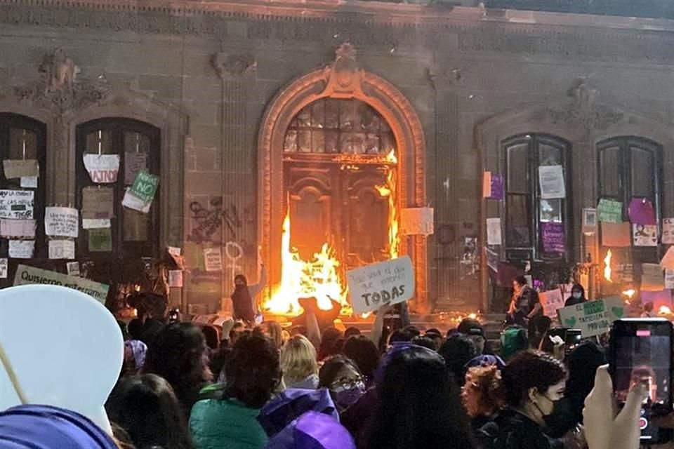 Algunas mujeres prendieron fuego a las afueras del Palacio.