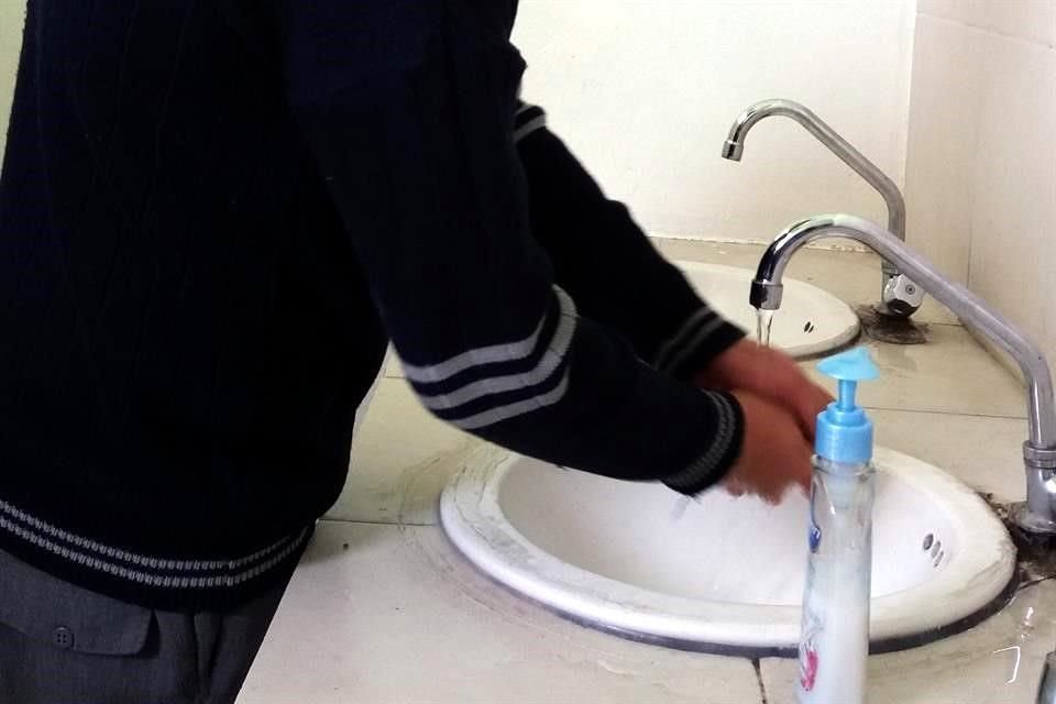 Se calcula que el consumo promedio de agua en la Ciudad de México es de 366 litros diarios por persona.