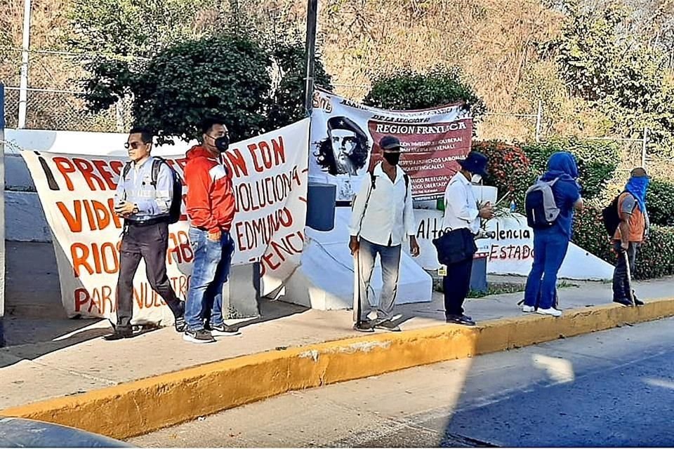 Pese a que existen sanciones de hasta 7 años de prisión por tomar vías y casetas, CNTE ocupó punto de peaje en Chiapa de Corzo, Chiapas.