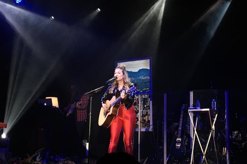 La canatutora Karla Breu se presentó por primera vez en el Lunario del Auditorio Nacional; entre lágrimas agradece al público su apoyo.