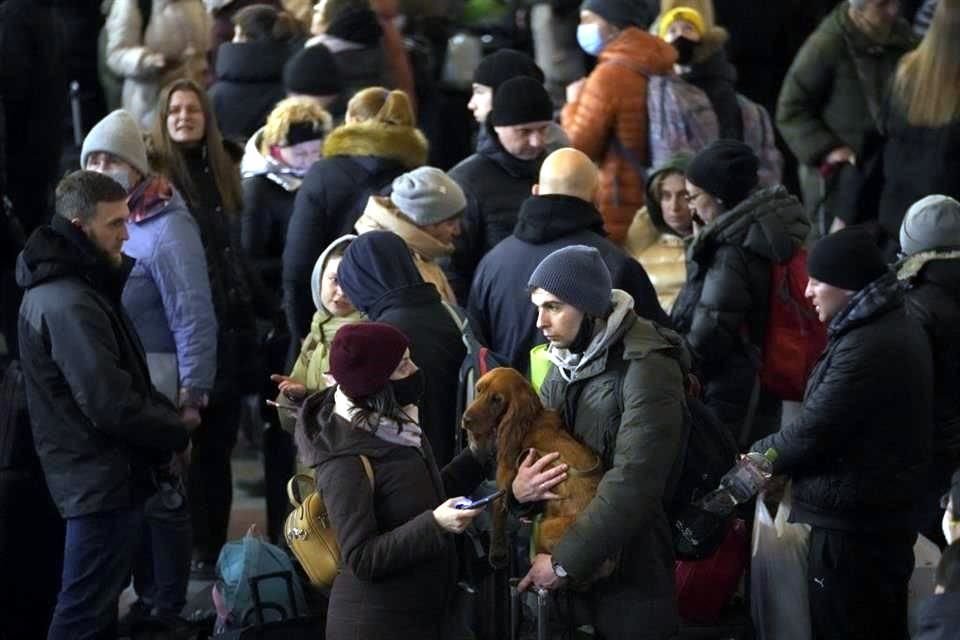 Personas en Kiev esperan para abordar un tren y salir de Kiev.