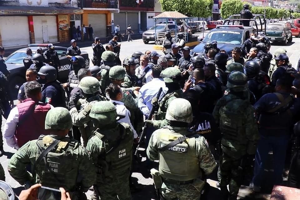 Enfrentamientos entre personas armadas frente al Ayuntamiento de Parangaricutiro, en Michoacán, sumaron cinco muertos y 32 detenidos, según autoridades.