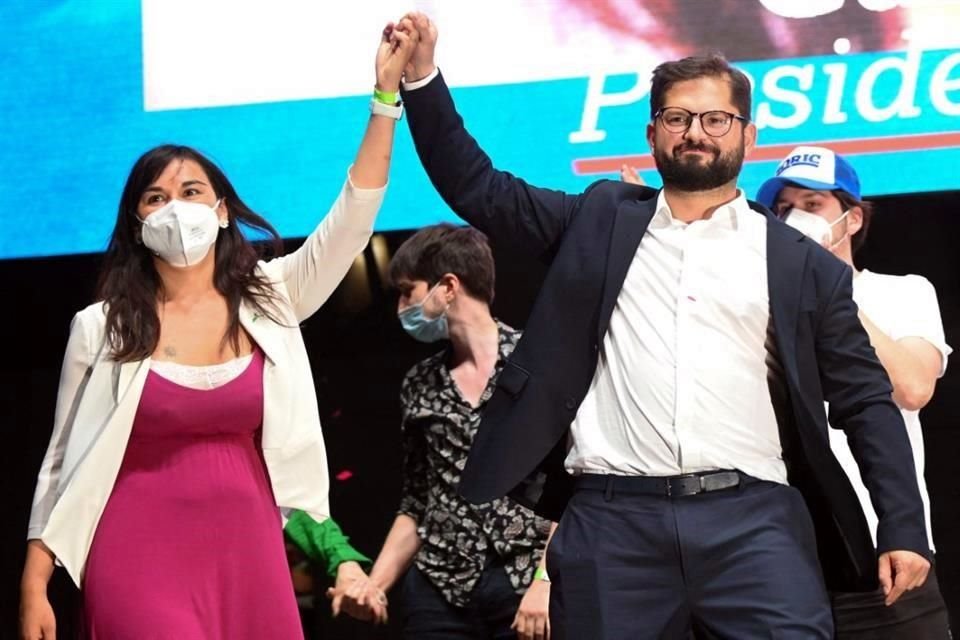 Boric ganó la elección el 19 de diciembre pasado, en segunda vuelta, con 55 por ciento de los votos. En la imagen, con su jefa de campaña, Izkia Siches.