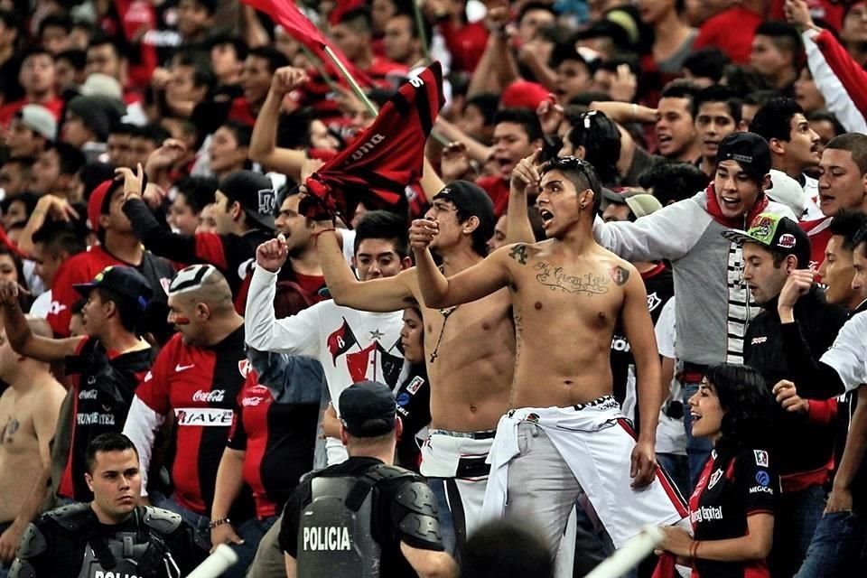 Las barras no son necesarias en el futbol, de acuerdo a aficionados a este deporte.