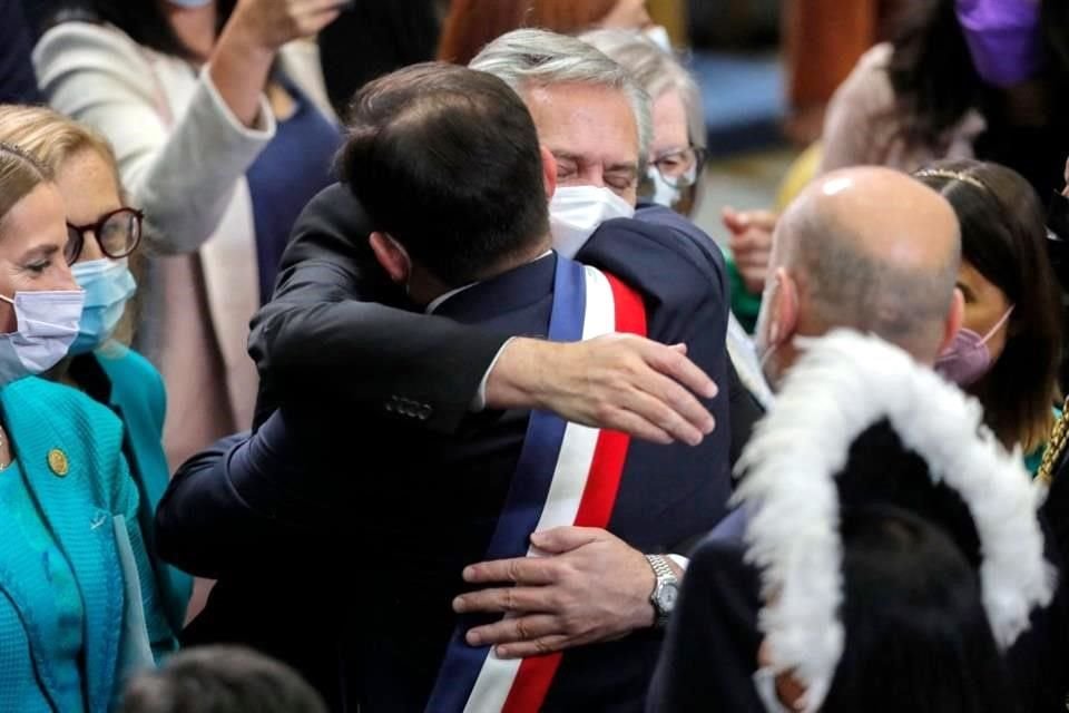 El Presidente de Argentina, Alberto Fernández, abraza a Boric.