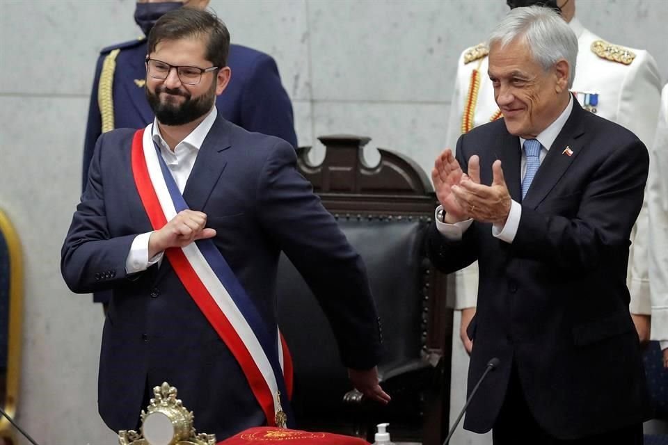 Sebastián Piñera aplaude a su sucesor, Gabriel Boric.